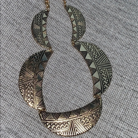 ⭐️HP⭐️Liz Claiborne  Urban printed gold tone necklace - Picture 4 of 13